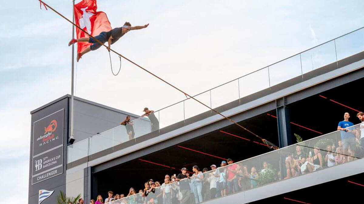 L'equip suís estrena la base del Port Vell saltant des del vaixell de la Copa Amèrica de vela
