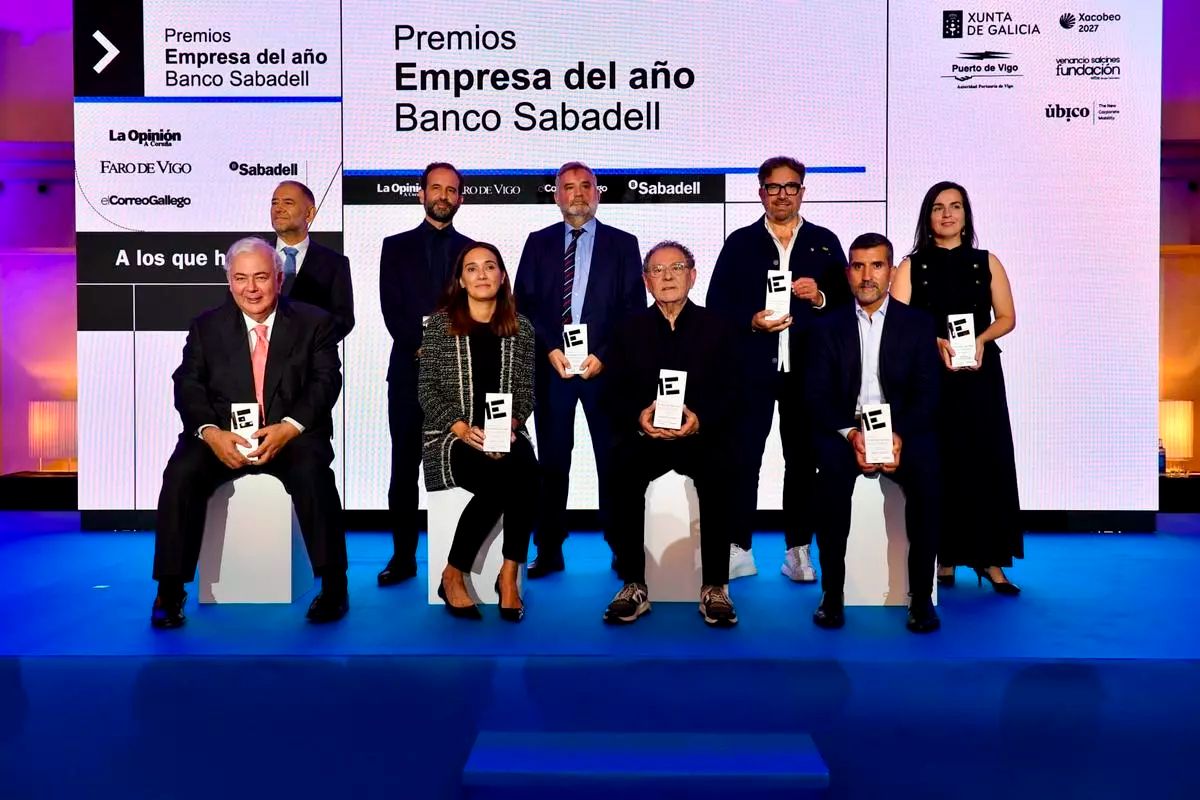Els empresaris i empresàries premiats als guardons Empresa de l’Any Banco Sabadell posen, aquesta nit, en acabar la gala a l’hotel NH Collection Finisterre, a la Corunya. / Carlos Pardellas / Casteleiro / Gus de la Paz