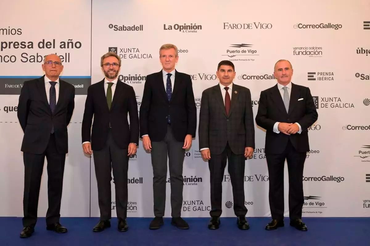 El director general de Prensa Ibérica a Galícia, Juan Carlos da Silva; el conseller delegat de Prensa Ibérica, Aitor Moll; el president de la Xunta, Alfonso Rueda; el delegat del Govern, Pedro Blanco; i el director general de Sabadell Gallego i director general adjunt de Banco Sabadell, Pablo Junceda. / Carlos Pardellas / Casteleiro / Gus de la Paz