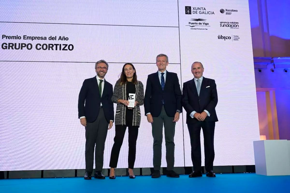 La directora general de Cortizo, Raquel Cortizo, amb el premi Empresa de l’Any a aquest grup empresarial, acompanyada d’Aitor Moll, Alfonso Rueda i Pablo Junceda. / Carlos Pardellas / Casteleiro / Gus de la Paz
