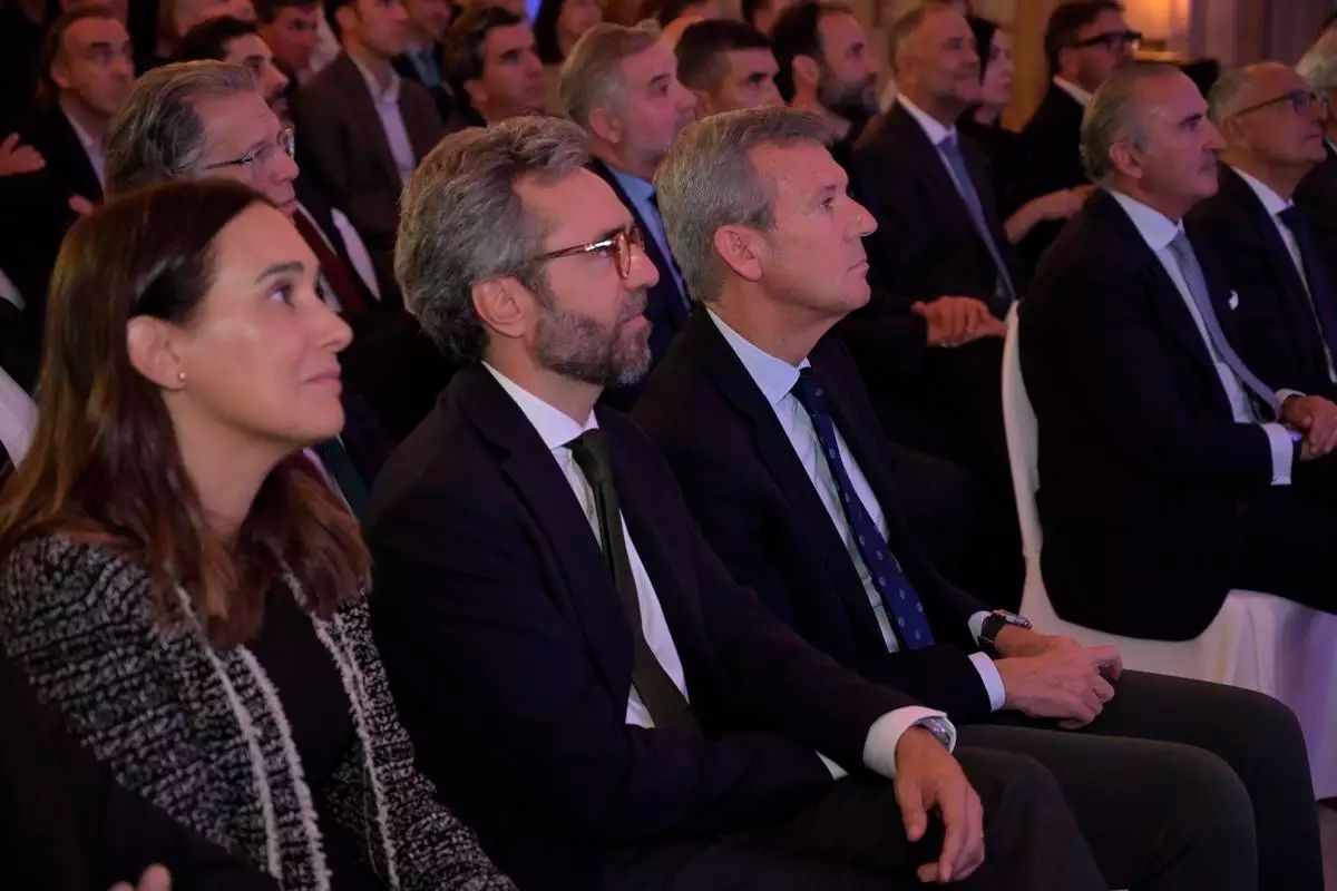 Raquel Cortizo, Aitor Moll, Alfonso Rueda, Pablo Junceda i Juan Carlos da Silva segueixen una de les intervencions. / Carlos Pardellas / Casteleiro / Gus de la Paz