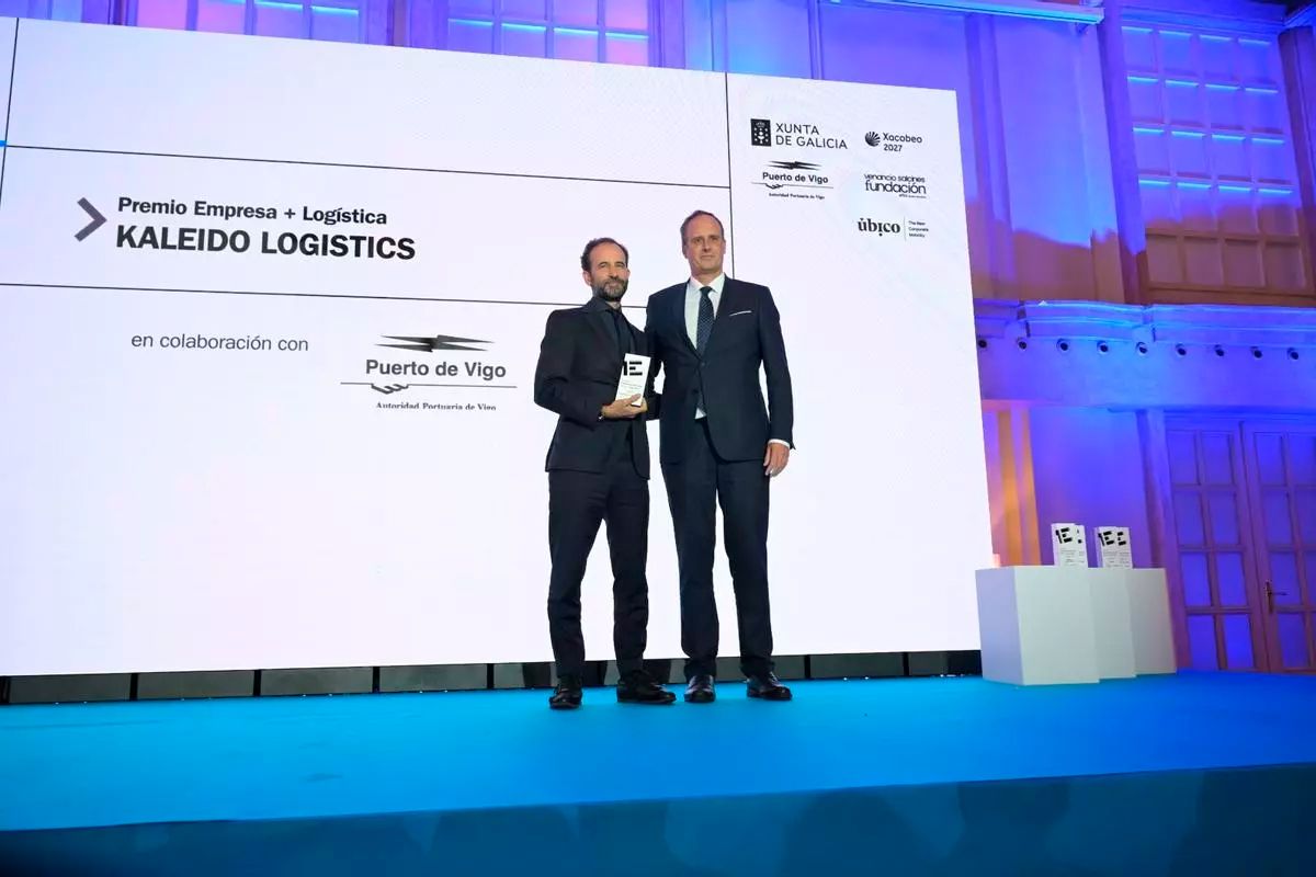 El CEO de Kaleido Logistics, Xoán Martínez, recull el premi Empresa + Logística, atorgat a la seva companyia i lliurat pel president de l’Autoritat Portuària de Vigo, Carlos Botana. / Carlos Pardellas / Casteleiro / Gus de la Paz