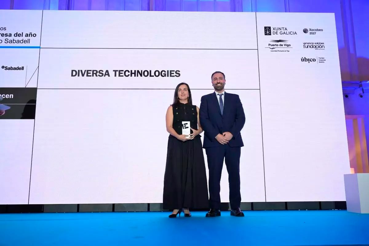 El premi Millor Startup recau en Diversa Technologies, la CEO i cofundadora de la qual, María de la Fuente, rep el premi del director d’Empreses Galicia Norte-Startup Galicia, Diego Guerra. / Carlos Pardellas / Casteleiro / Gus de la Paz