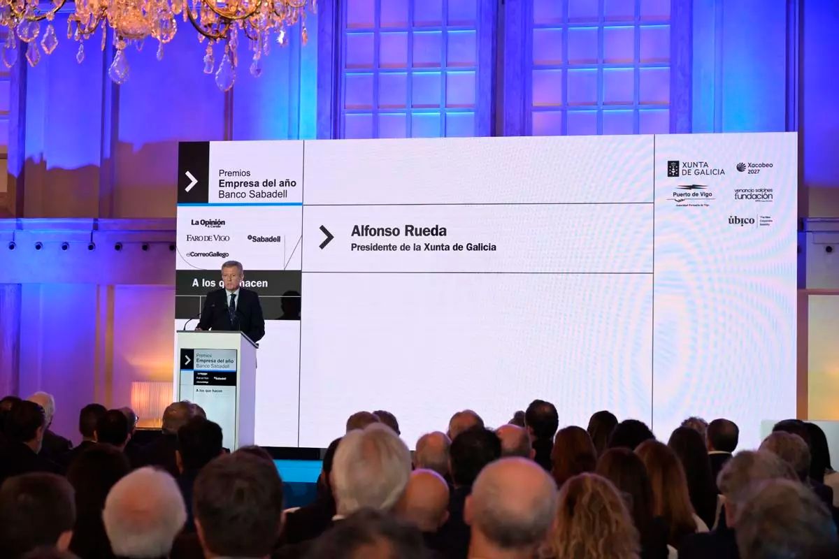 El president de la Xunta, Alfonso Rueda, durant la seva intervenció de cloenda de la gala dels Premis Empresa de l’Any Banco Sabadell. / Carlos Pardellas / Casteleiro / Gus de la Paz