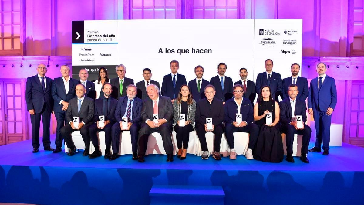 Foto de família dels guardonats als Premis Empresa de l’Any Banco Sabadell, acompanyats de les persones que els van lliurar els premis, amb el president de la Xunta, Alfonso Rueda, i el conseller delegat de Prensa Ibérica, Aitor Moll.
