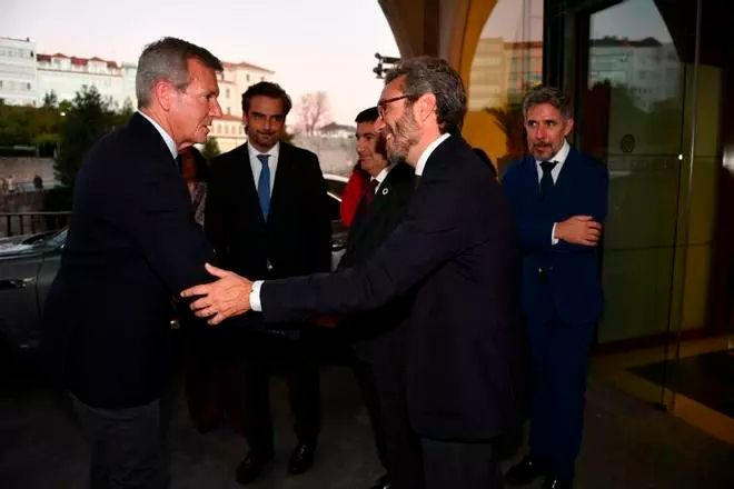 El conseller delegat de Prensa Ibérica, Aitor Moll, saluda el president de la Xunta, Alfonso Rueda, en arribar a l’acte en presència del conseller de Presidència, Diego Calvo, el delegat del Govern, Pedro Blanco, i el gerent general de Prensa Ibérica a Galícia, Pedro Costa. / Carlos Pardellas / Casteleiro / Gus de la Paz