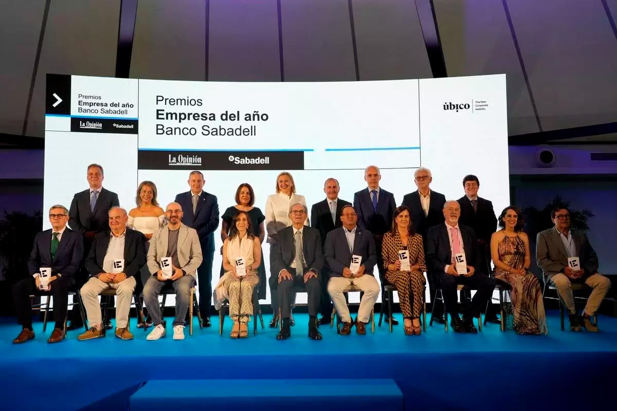 Foto de família de tots els guardonats en els Premis Empresa de l'Any Banc Sabadell / José Luis Fernández