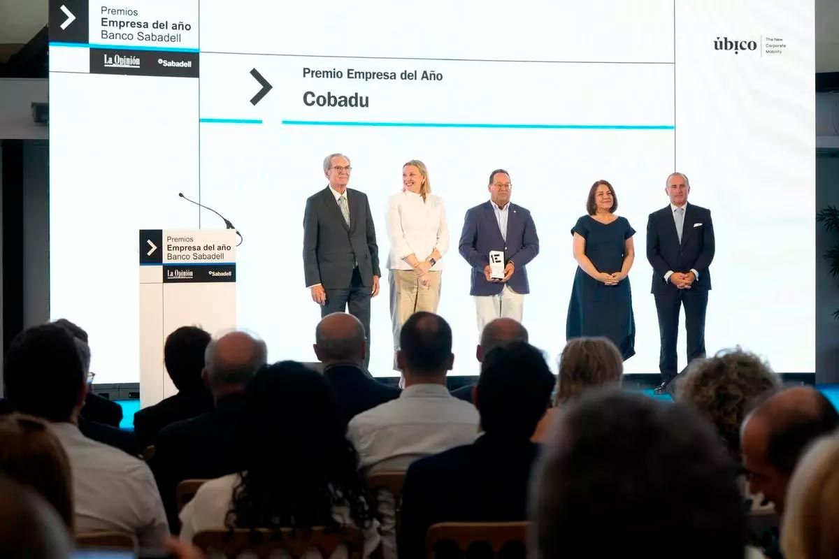 Isabel Blanco, vicepresidenta segona de la Junta de Castella i Lleó; Ángeles Rivero, directora general de Prensa Ibérica a Castella i Lleó i Astúries; i Pablo Junceda, director general adjunt del Banc Sabadell, lliuren el premi Empresa de l'Any a Cobadu: recullen el guardó Leoncio Viejo, president de Cobadu, i Rafael Sánchez Olea, director general de l'empresa / José Luis Fernández