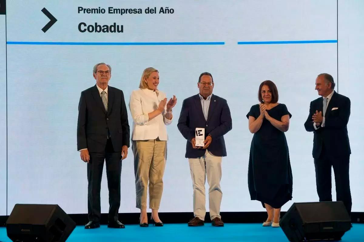Isabel Blanco, vicepresidenta segona de la Junta de Castella i Lleó; Ángeles Rivero, directora general de Prensa Ibérica a Castella i Lleó i Astúries; i Pablo Junceda, director general adjunt del Banc Sabadell, lliuren el premi Empresa de l'Any a Cobadu: recullen el guardó Leoncio Viejo, president de Cobadu, i Rafael Sánchez Olea, director general de l'empresa / José Luis Fernández