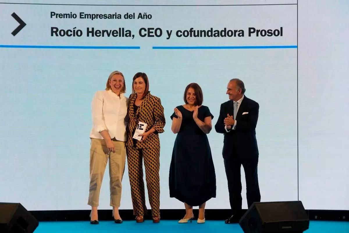 Isabel Blanco, vicepresidenta segona de la Junta de Castella i Lleó; Ángeles Rivero, directora general de Prensa Ibérica a Castella i Lleó i Astúries; i Pablo Junceda, director general adjunt del Banc Sabadell, lliuren el premi Empresa de l'Any a Cobadu: recullen el guardó Leoncio Viejo, president de Cobadu, i Rafael Sánchez Olea, director general de l'empresa / José Luis Fernández