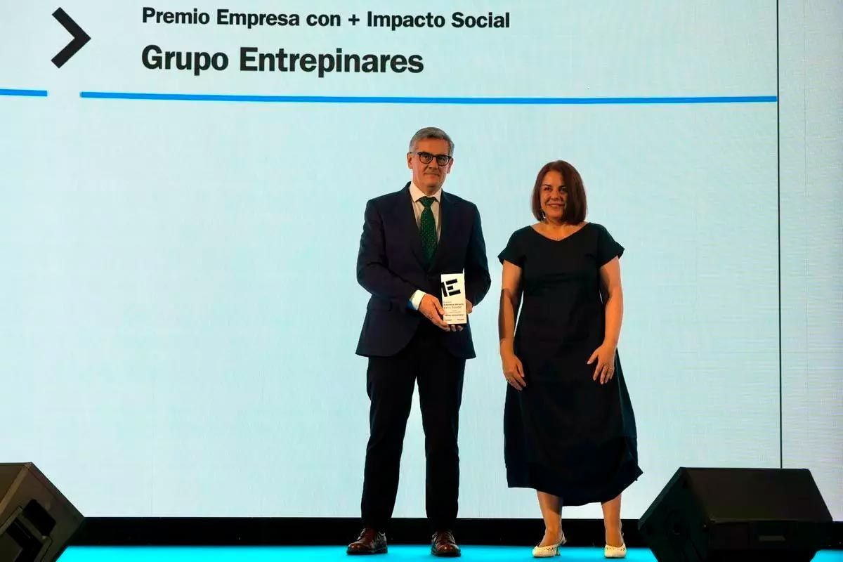 José Manuel García Bejines, CEO de Grup Entrepinares, recull el premi de mà d'Ángeles Rivero, directora general de Prensa Ibérica a Astúries i Castella i Lleó / José Luis Fernández