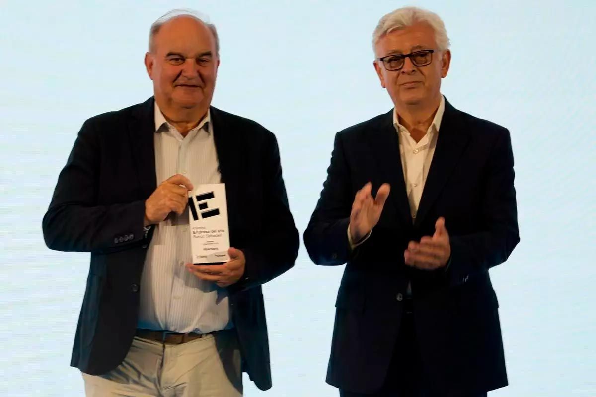 El president de la CEOE-Cepyme de Zamora, José María Esbec, lliurament el premi Empresa + Sostenible a Andrés Hernando / José Luis Fernández