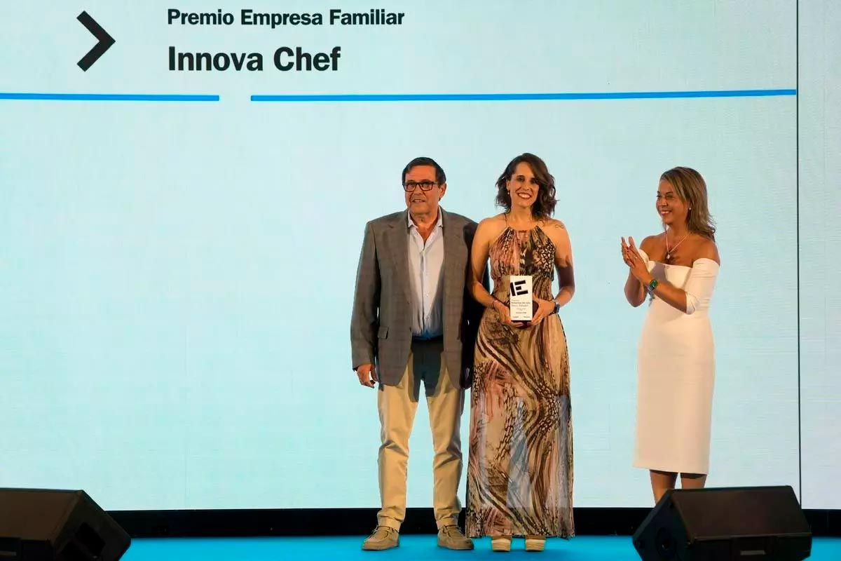 La secretària general del consell de Cambres de Comerç de Castella i Lleó, Marian Hidalgo, lliurament el premi Empresa Familiar a Innova Xef / José Luis Fernández