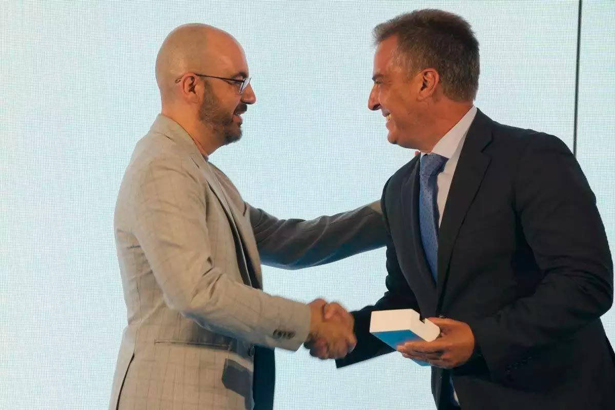 Rafael Pérez García, director de l'equip Empreses de Castella i Lleó de Banc Sabadell, lliurament el premi Millor Startup a Ricardo Hernández, cofundador de DareMapp / José Luis Fernández