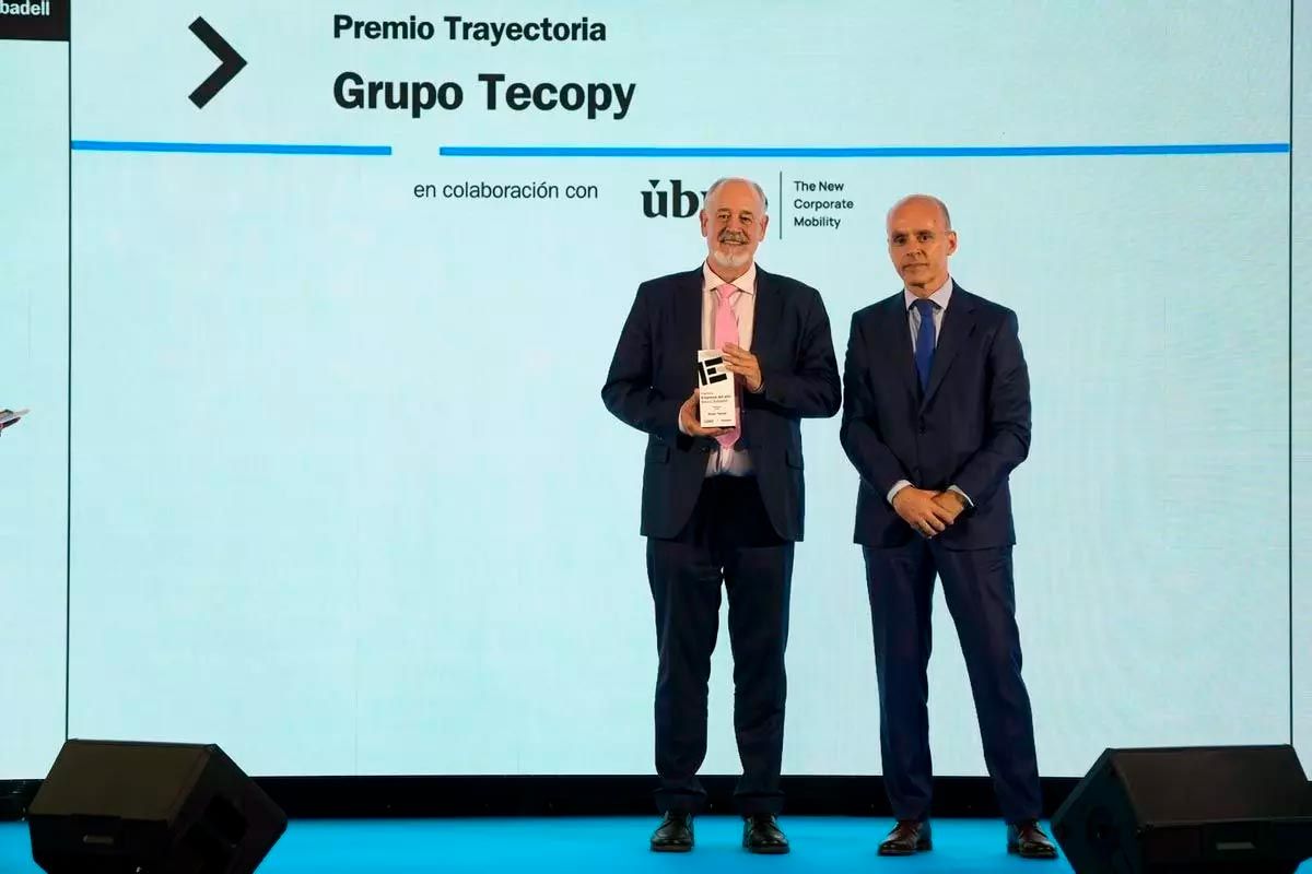 El gerent de La Opinión - El Correo de Zamora lliura el premi Trajectòria Empresarial a Tecopy a Roberto García García, conseller delegat del grup / José Luis Fernández